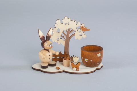 Osterhase mit Eierbecher