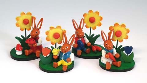 Hase mit Blume auf Sockel