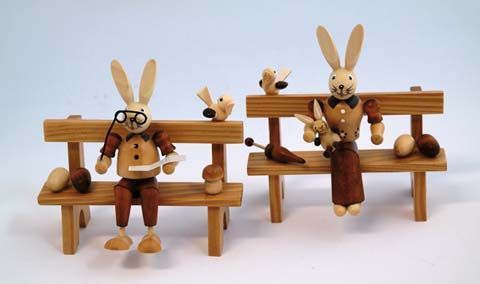 Hase auf Bank, natur